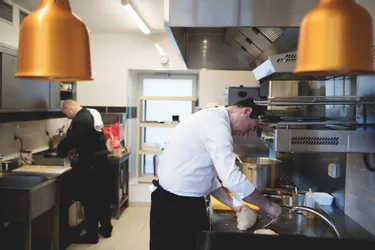 À Ainay-le-Château (Allier), le restaurant gastronomique a créé un service de plats à emporter « pour sauver les meubles »