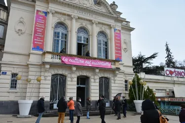 Châtel-Guyon (Puy-de-Dôme) et son théâtre affichent leur soutien aux acteurs du monde de la culture