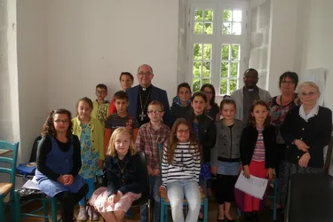 Les enfants du catéchèse ont accueilli Mgr Bestion