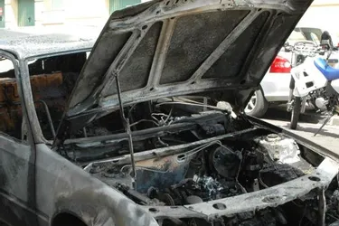Il vole la voiture de son amie et la brûle : six mois ferme