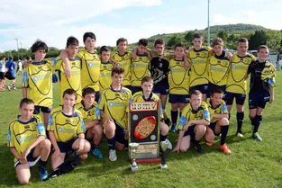 Rugby : un trophée pour les jeunes du RCSF