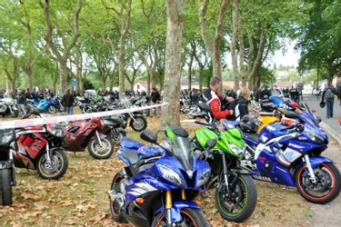 Un grand rassemblement motocycliste