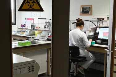 Le laboratoire de l’hôpital de Guéret tourne à plein régime avec 350 tests PCR analysés chaque jour grâce à une nouvelle machine