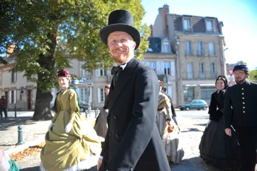 Tournage : Moulins a des airs du XIXe siècle, la preuve en crinolines et en chapeaux haut de forme