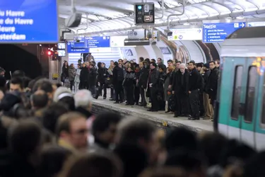 Une femme meurt happée par un métro à Paris, après que sa veste est restée coincée dans les portes