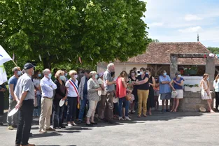 Une centaine de personnes réunies à La Celle-Dunoise pour soutenir l'école