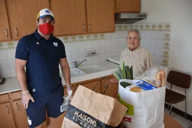 Les rugbymen du RC Riom livrent les courses au domicile de personnes âgées ou vulnérables, pendant le confinement