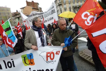 Plus de 300 manifestants bravent la pluie pour revendiquer contre l'austérité et les suppressions d'emplois