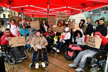 A Clermont-Ferrand, une vingtaine de familles manifestent contre la réforme du transport médical