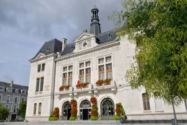 La commune de Montluçon porte plainte pour diffamation publique contre un conseiller municipal