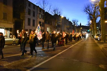 Près de 80 personnes défilent à la lueur des flambeaux, à Brioude, contre la réforme des retraites