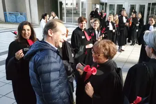 Les avocats en grève ont distribué des roses aux magistrats et aux greffiers du tribunal de Clermont-Ferrand