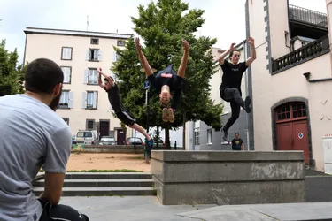 A Clermont-Ferrand, les adeptes du parkour utilisent le mobilier urbain pour se déplacer