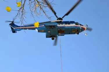 Des groupes électrogènes acheminés par hélicoptère, depuis ce matin, dans des villages autour d'Ambert