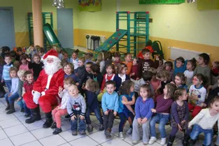 Le Père Noël généreux à l'école