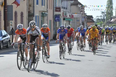 Course cycliste FFC 3e categorie et juniors Prix de la ville Villefranche d' Allier