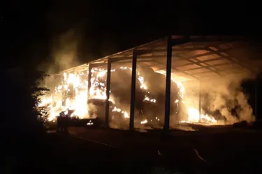 Plusieurs tonnes de paille en feu à Surat (Puy-de-Dôme)