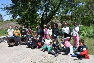 Les écoliers de Riom (Puy-de-Dôme) mobilisés pour l'environnement dans le cadre de la journée Uniday