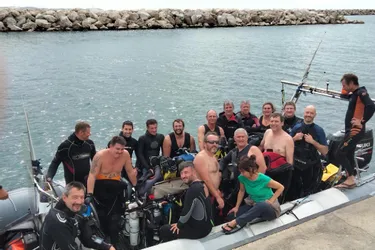 Les plongeurs visitent les épaves de Marseille