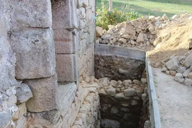 Des fouilles entreprises à Vedrenne par deux archéologues