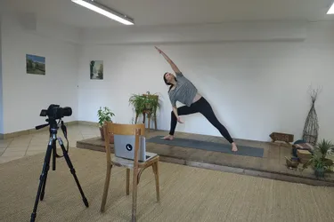 Hermance Puech, professeure de yoga à Virargues (Cantal), propose des cours en ligne