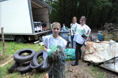 Des élèves du collège Marc Bloch ont participé à l’opération d’Evolis 23 « Nettoyons la nature »