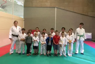 Les judokas passent leurs ceintures