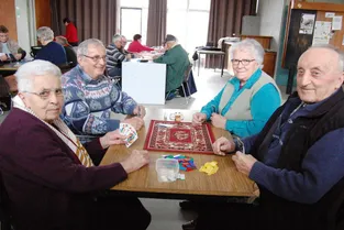 Le club des aînés se réunit chaque semaine pour partager diverses activités