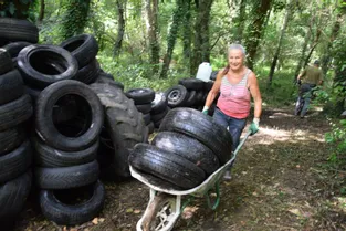 Près de 1.500 vieux pneus (soit 17 tonnes) ont été sortis du vallon de Malauzat (Puy-de-Dôme)