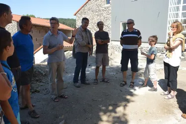 Une visite du chantier de la future Maison de la nature a été proposée aux habitants du village