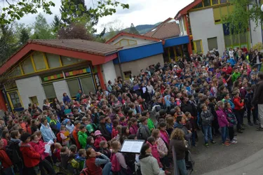 Près de 500 enfants de CM1-CM2 étaient réunis hier à Ambert autour des valeurs de la République