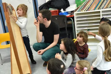 L’École de musique du Brivadois fait découvrir la harpe celtique et la vielle à roue aux écoliers