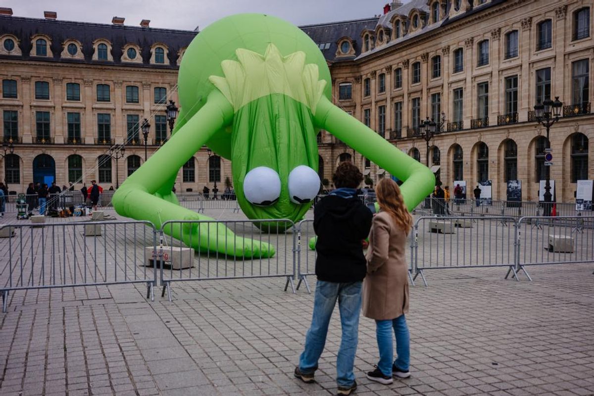 apr-s-le-plug-anal-de-l-artiste-mccarthy-une-grenouille-gonflable