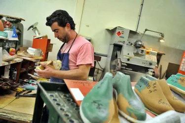 Depuis plus de 50 ans, la société Mayzaud fabrique des souliers thérapeutiques sur-mesure