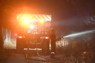 Plus de quarante sapeurs-pompiers mobilisés pour lutter contre deux incendies, cette nuit, à Thiers (Puy-de-Dôme)