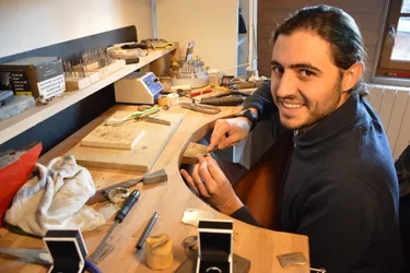 A la fois bijoutier et coutelier, Alexandre Broton crée des bagues en damas à Thiers
