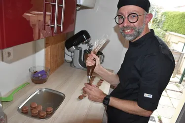 Du clavier au fouet : à Riom, Cédric Sartout jongle entre son métier d'informaticien et des cours de pâtisserie à domicile