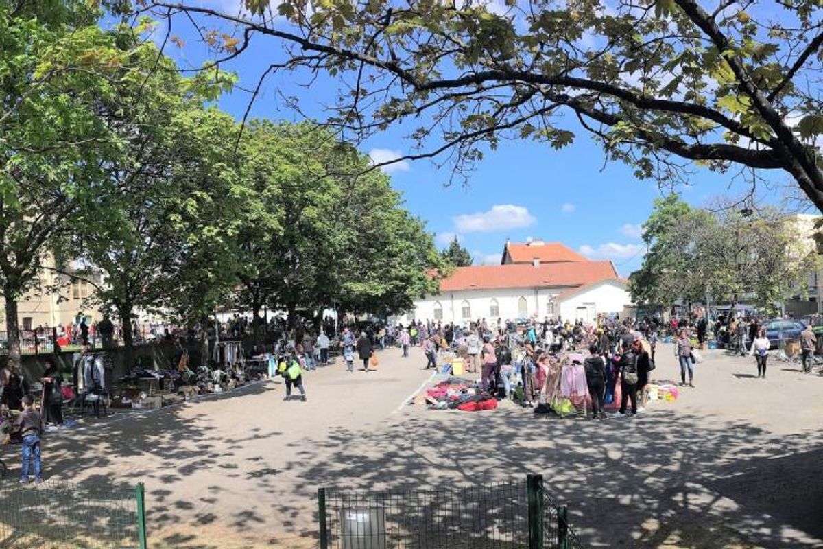 CLERMONT FERRAND. Affluence au vide-greniers de St-Jacques - La Montagne