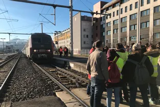 Les trains au départ de Clermont-Ferrand bloqués en gare par une manifestation contre la réforme des retraites