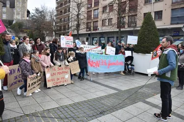 Une soixantaine de personnes manifeste contre les menaces de fermeture de classes sur le bassin de Montluçon