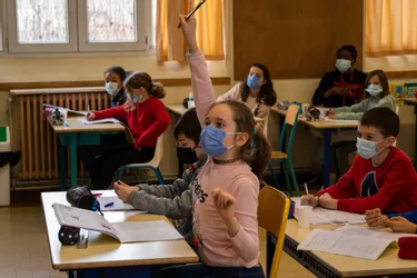 Les écoliers du Puy-de-Dôme contraints de garder le masque à l'intérieur