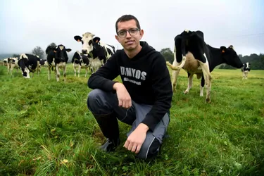 Jérôme Goigoux, un producteur de saint-nectaire fermier du Puy-de-Dôme qui soigne ses prairies avec une science naturelle