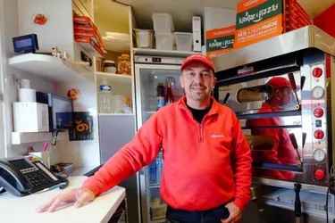 Le Kiosque à pizzas recrute une personne dans l’établissement