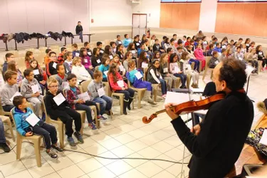 Près d’une centaine d’élèves ont assisté à la répétition de la pièce Pantin Pantine à Chabreloche