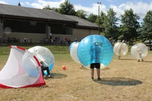Le foot dans de grosses bulles, ce nouveau loisir qui fleurit dans les fêtes de village