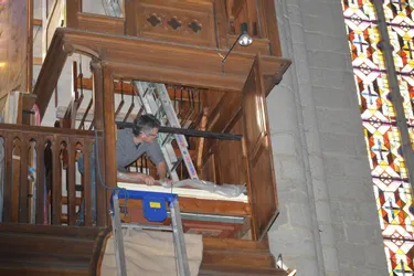 Un chantier de deux semaines pour cinq facteurs d’orgue actuellement en l’église Saint-Jean