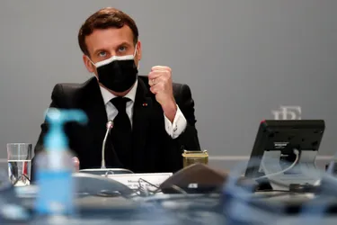 Emmanuel Macron appelle à vacciner "matin, midi et soir"