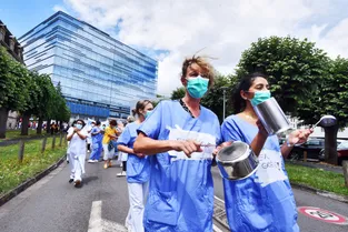Près de 400 manifestants pour une revalorisation salariale, devant le centre hospitalier de Brive