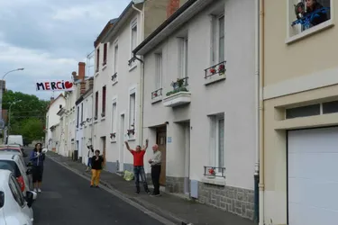 A Vichy, des voisins solidaires fabriquent des masques et applaudissent les soignants