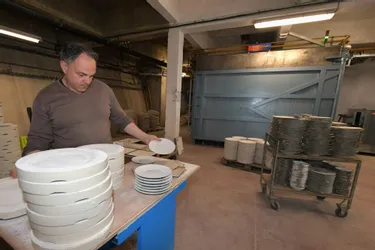Treize mois après l’incendie qui a détruit l’outil de travail des porcelainiers